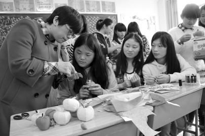 遂寧市職業技術學校教師正在教授學前教育專業的學生學習手工剪裁。