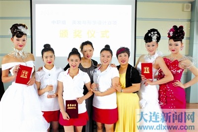 2014年全國職業院校中職組美發與形象設計專業技能大賽，大連女子職專學生任雪娜、丁琳琳、張東奇分獲兩金一銀的佳績，指導教師趙舒琪、于竺平獲評優秀指導教師。