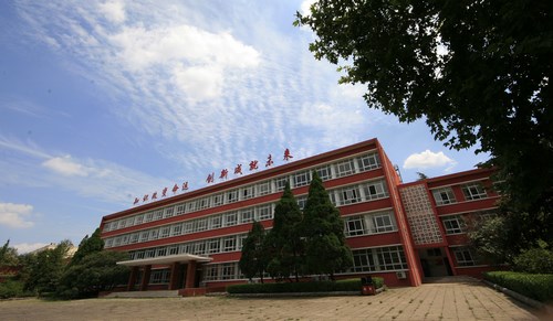 中國洛陽一拖技師學院現在還能報名嗎？