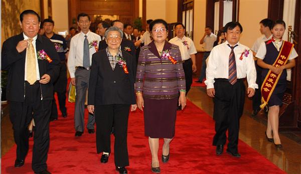 全國政協副主席錢正英（左一）、十五屆中央委員顧秀蓮（左三）、國務院扶貧主任，政協常委胡富國（左一）、北方汽車專修學校曹振峰董事長（右一）在人民大會堂共同出席北方學校七千萬扶貧工程