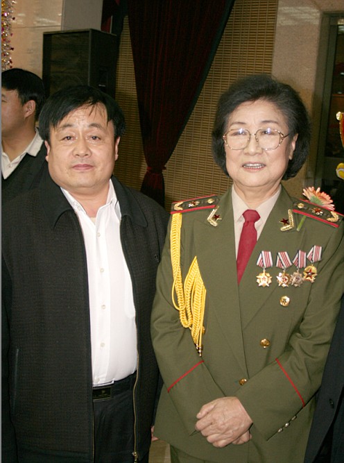 全國一級演員，政協委員馬玉濤（右一）與曹振峰同志合影